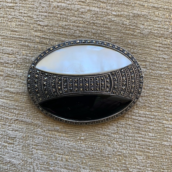 Ross-Simons NWB sterling onyx and mother of pearl pin - Picture 2 of 5